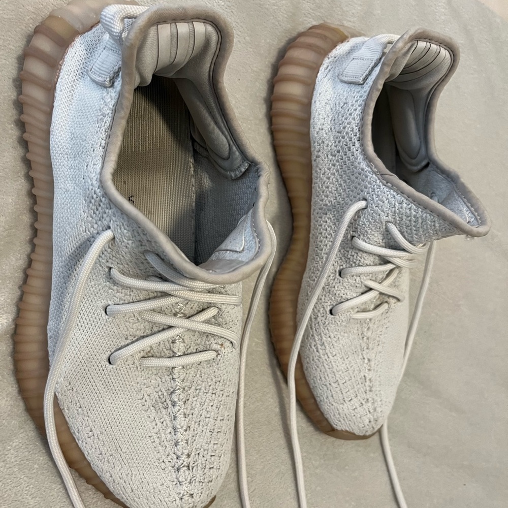 Authentic Yeezy Boost 350 V2 in cream/white